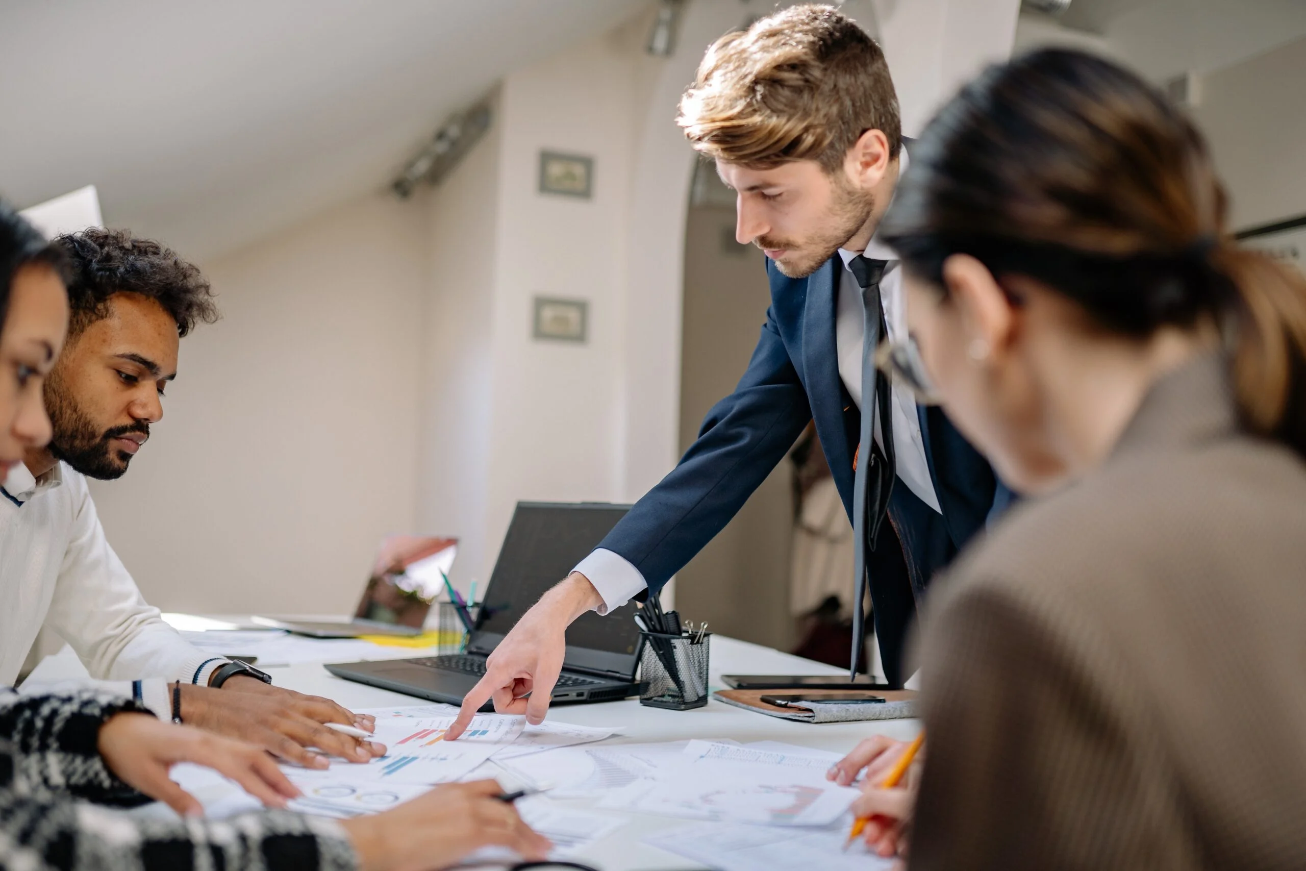 Que-hace-una-consultora-financiera-consultoria-en-finanzas-economia-apoyo-a-las-empresas-gestion-de-ingresos-1-scaled